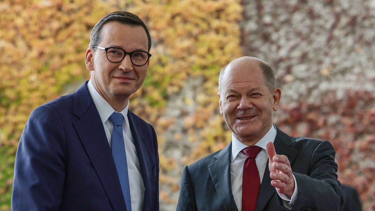 Premier Morawiecki spotka? si? z kanclerzem Scholzem w Berlinie
Poland's Prime Minister Mateusz Morawiecki is welcomed by German Chancellor Olaf Scholz for the Berlin Process 2022 Western Balkans Summit at the Chancellery in Berlin on November 3, 2022. (Photo by Jens Schlueter / AFP)
JENS SCHLUETER
