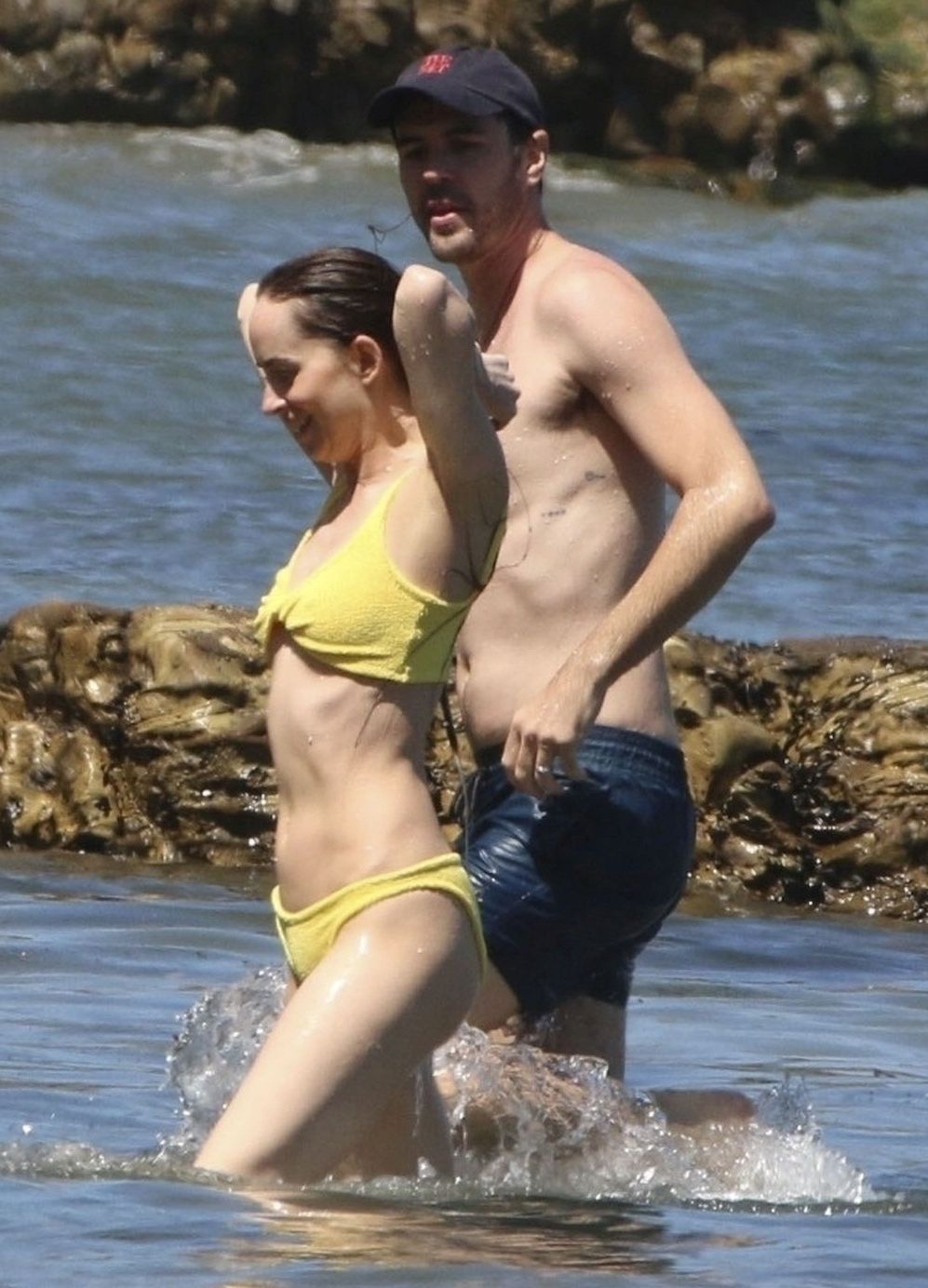 Dakota Johnson i Jeremy Allen White wypoczywają na plaży w Malibu