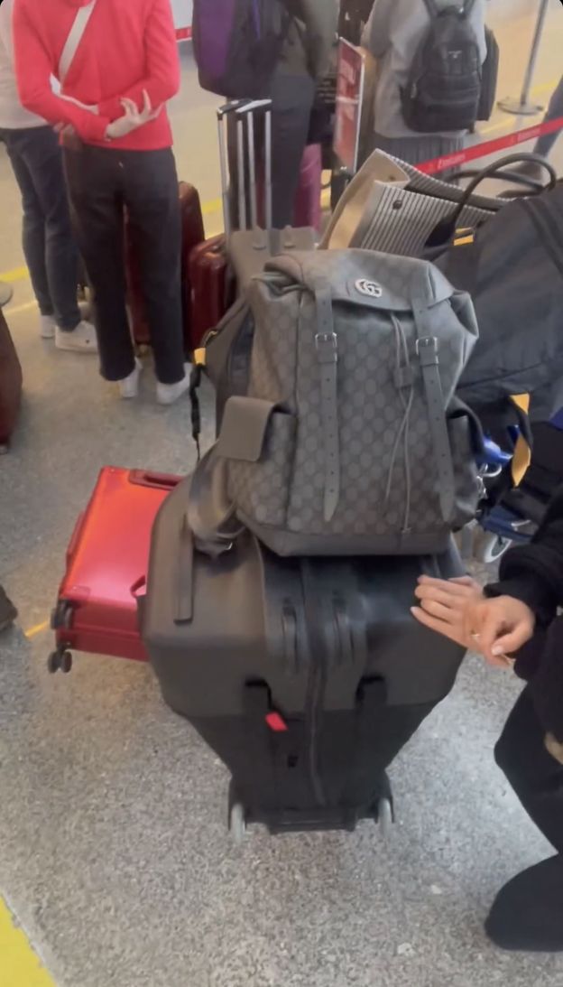 Radosław Majdan "śmieszkuje" z Małgorzaty Rozenek, która w podróż zabrała... ROWER. "Na lotnisku NIGDY nie jest nerwowo"