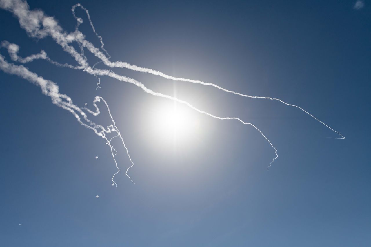 Efekt działania Iron Dome - ślady zostawione na niebie przez pociski Tamir
