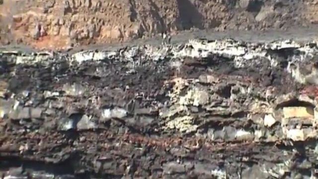 Tak wygląda wrzucanie śmieci do wulkanu [wideo] 1