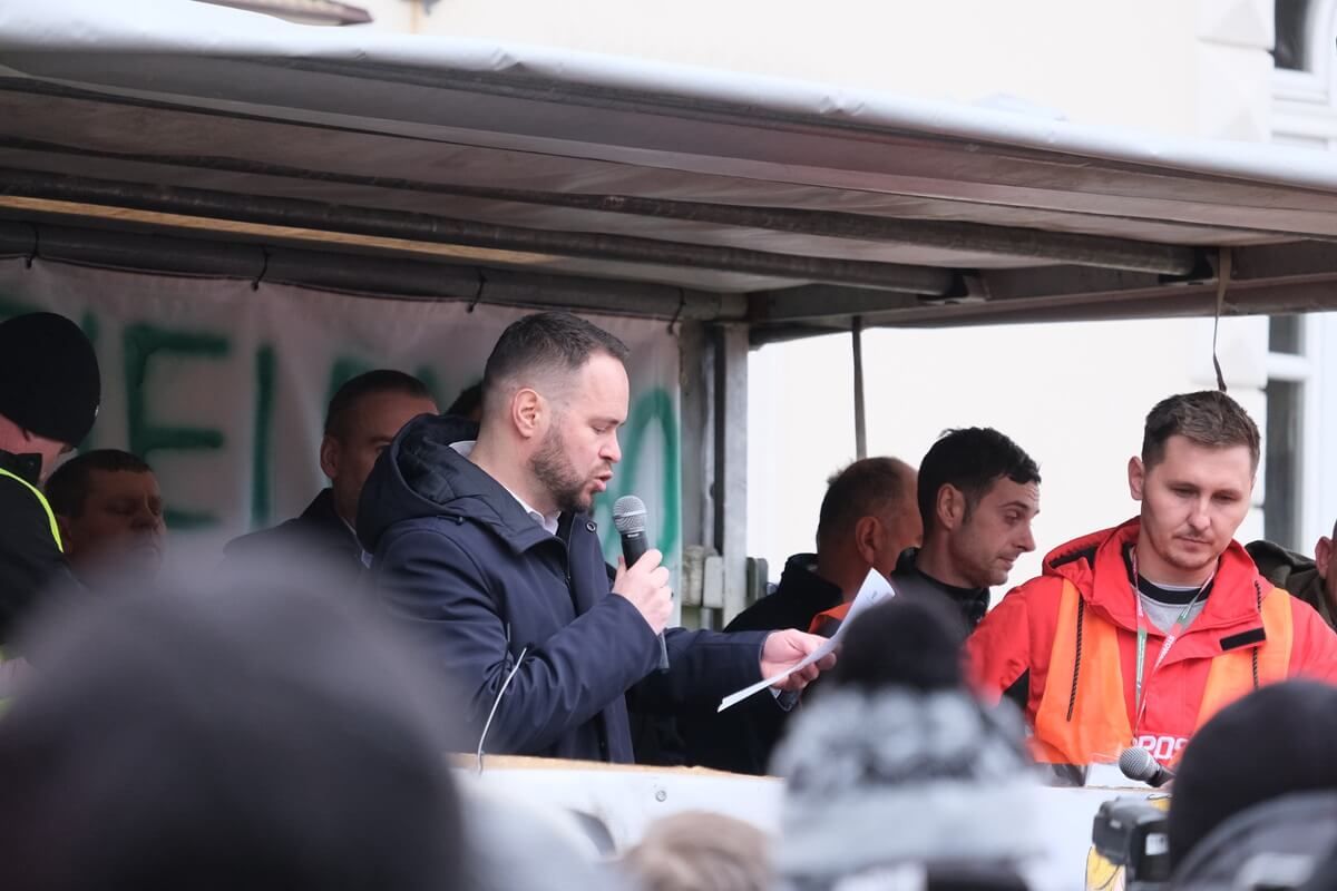 Wojewoda Krzysztof Komorski na proteście rolników przed Lubelskim Urzędem Wojewódzkim