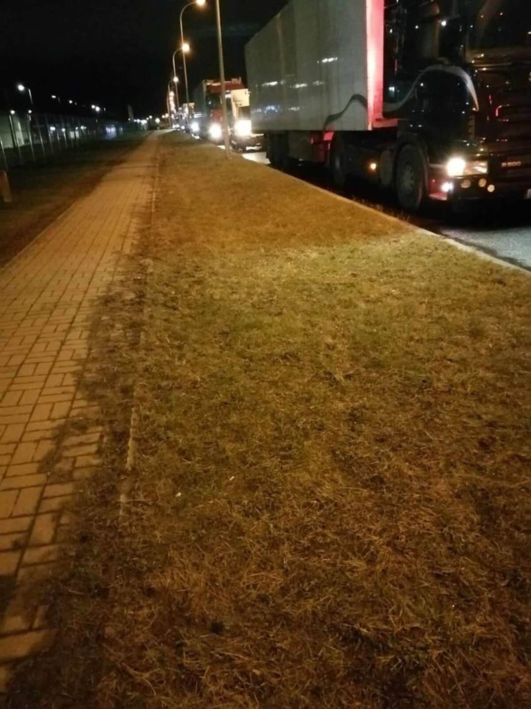 Kierowcy oczekujący na ulicy na otwarcie magazynu Stokrotki