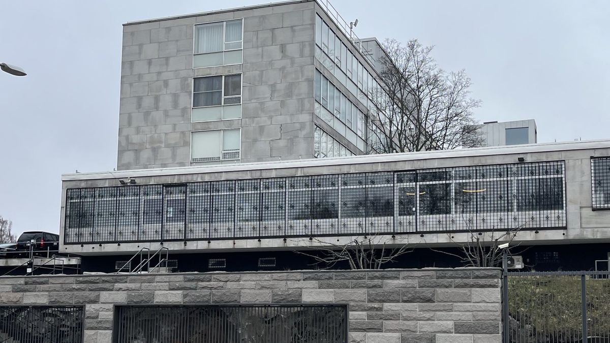 Nie wiadomo, kto zadecydował o zdjęciu banera z ambasady