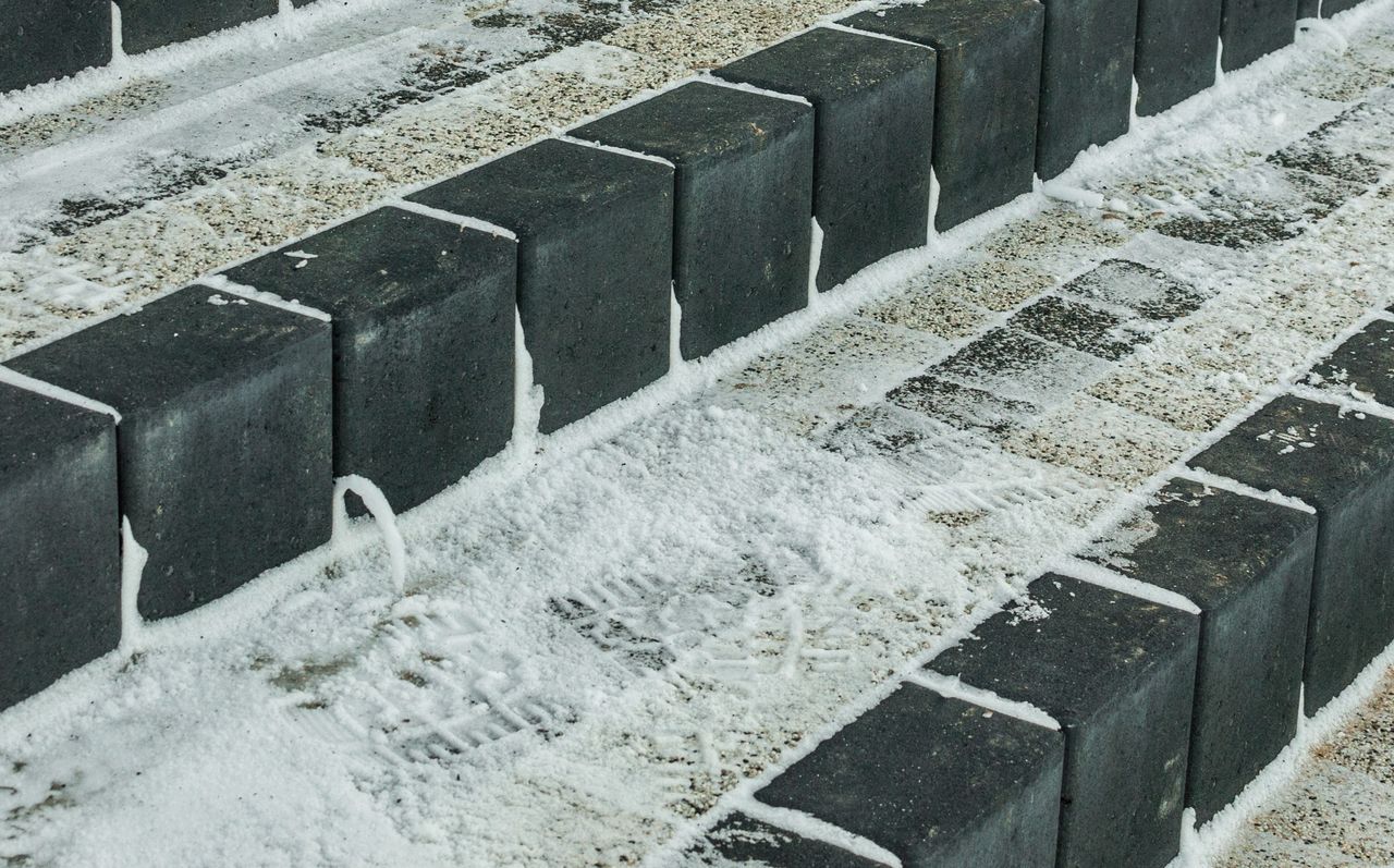 Czym posypać chodnik lub kostkę zimą?