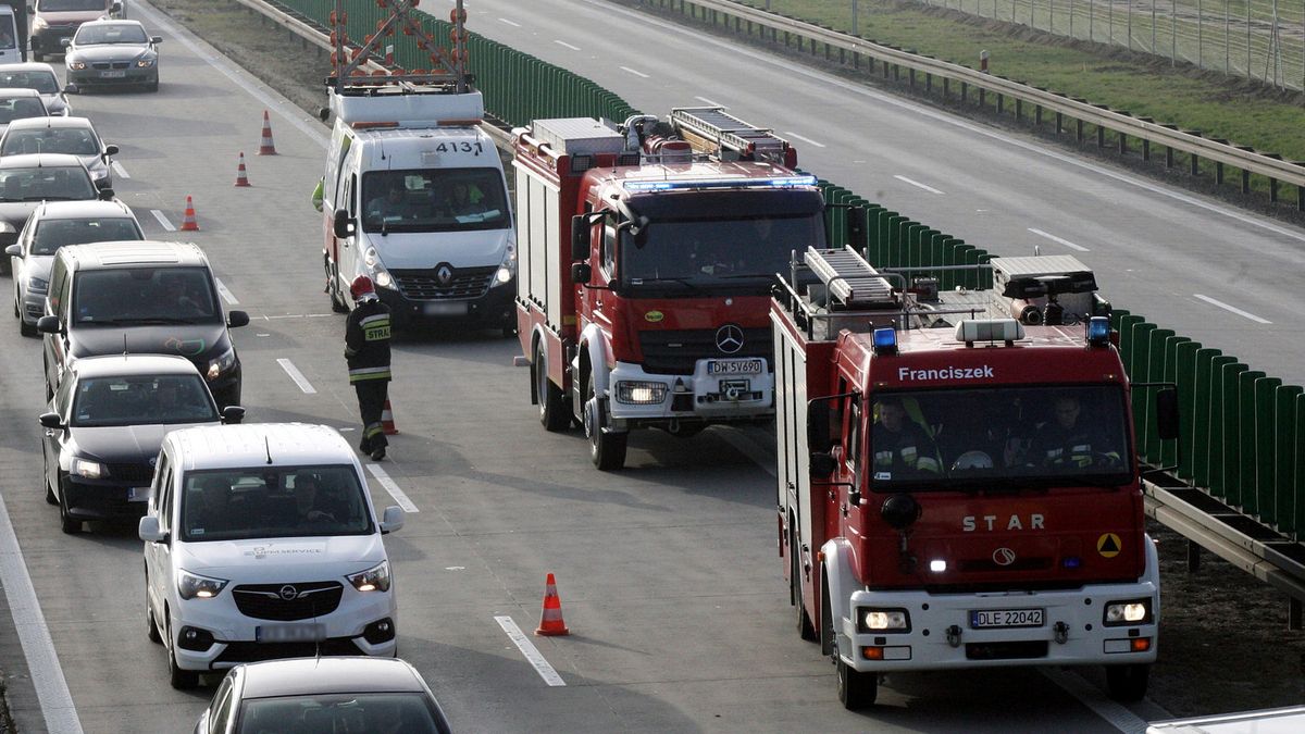 Następstwa kolizji z tirem mogą być opłakane. Różnica mas jest po prostu miażdżąca