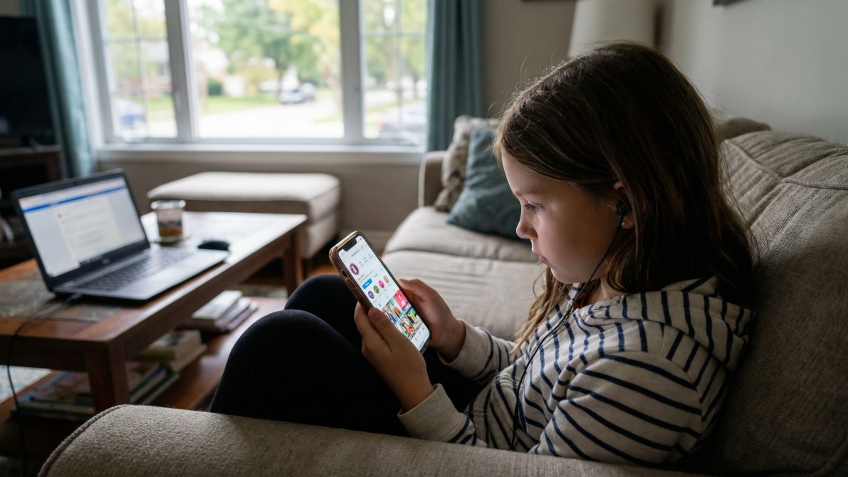 Dziecko korzysta z mediów społecznościowych