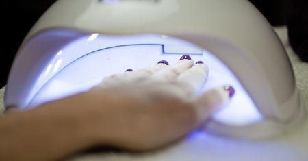 Manicure hybrydowy. Jak zrobić paznokcie hybrydowe w domu? Przewodnik krok po kroku