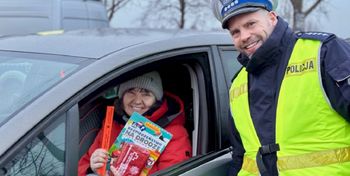 Bolesławice: Mikołajkowa akcja drogówki. Apteczki dla kierowców, odblaski dla dzieci