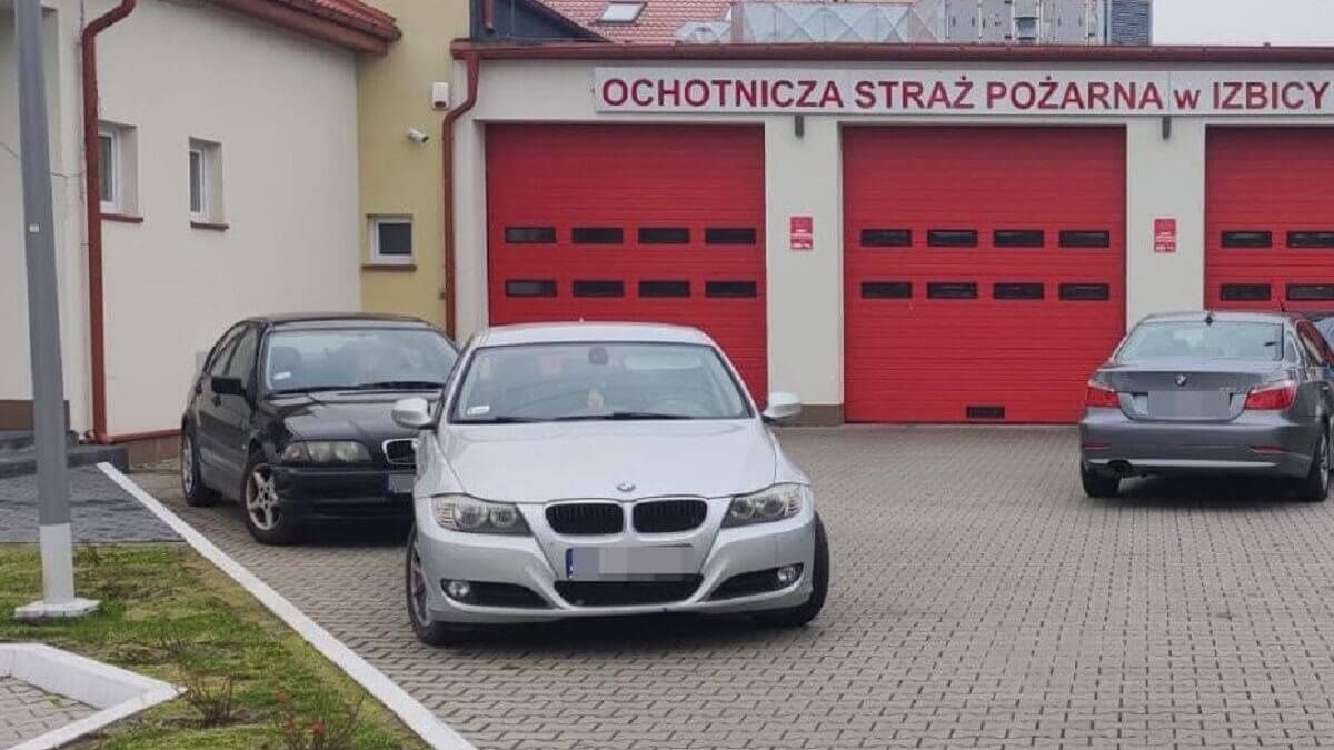 BMW przed remizą