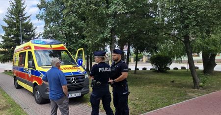 Policjanci z Małogoszcza pomogli 59-latce. Kobieta źle się poczuła na ulicy