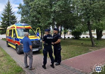 Policjanci z Małogoszcza pomogli 59-latce. Kobieta źle się poczuła na ulicy