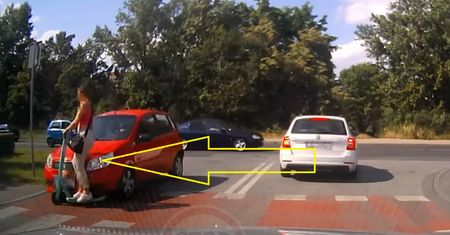 Wypadek osobówki z hulajnogą elektryczną. Kto zawinił?