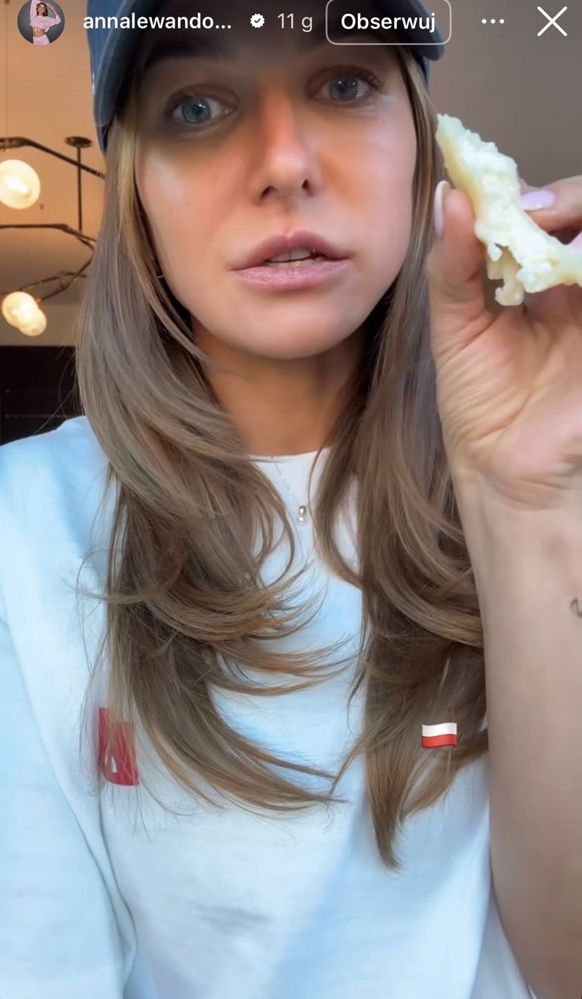 Anna Lewandowska zajada pierogi