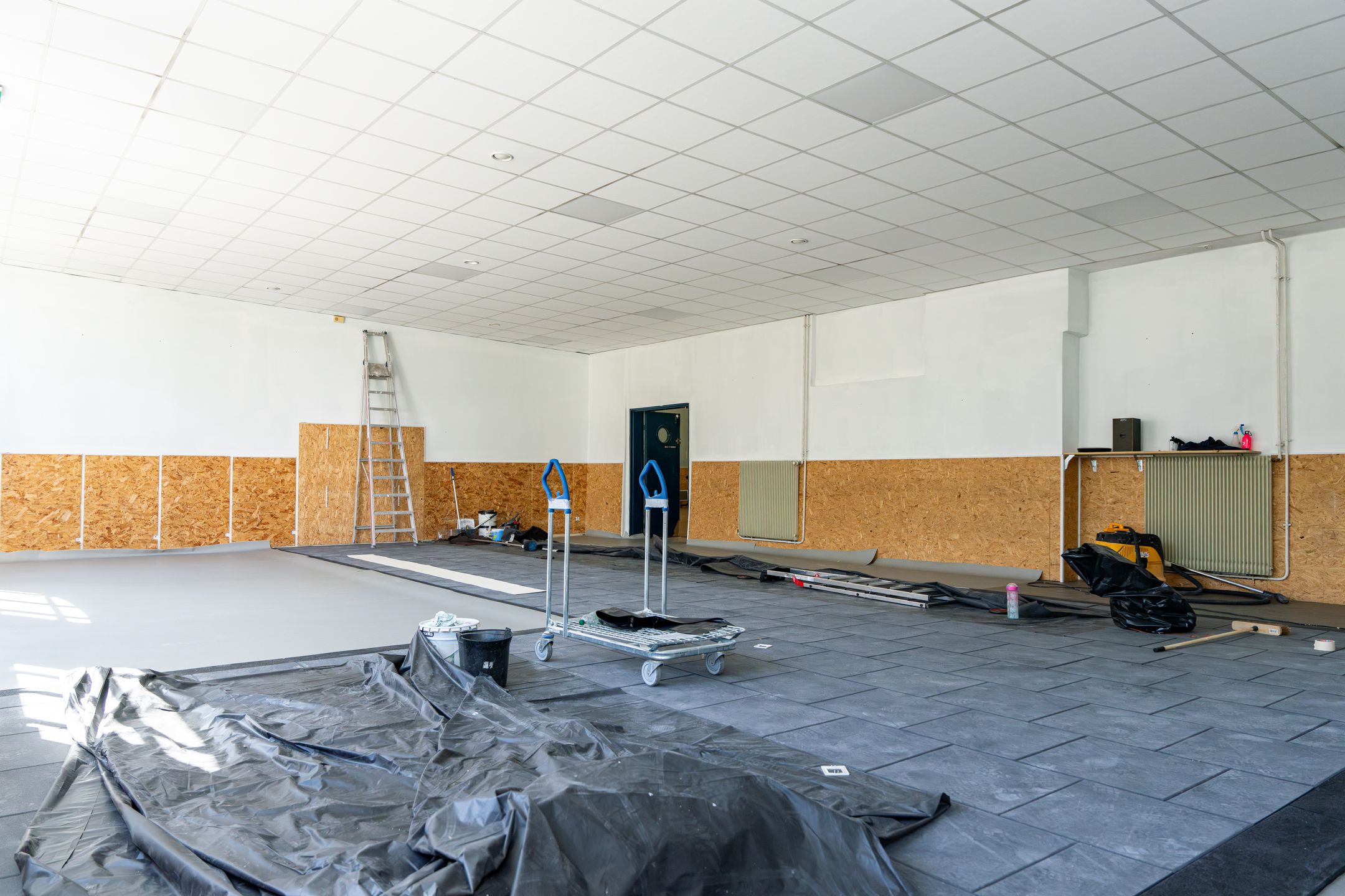 salle de classe, école, rénovation, travaux, chantier, éducation, intérieur, réaménagement, mur, sol, mobilier scolaire, bâtiment, peinture, modernisation, établissement scolaire, classroom, school, renovation, construction, site, education, interior, remodeling, wall, floor, school furniture, building, painting, modernization, educational facility, bureau, salle, vide, couloir, parquets, architecture, affaires, mobilier, dedans, conception, chaise, en verre, lumière, industrie, béton, personne