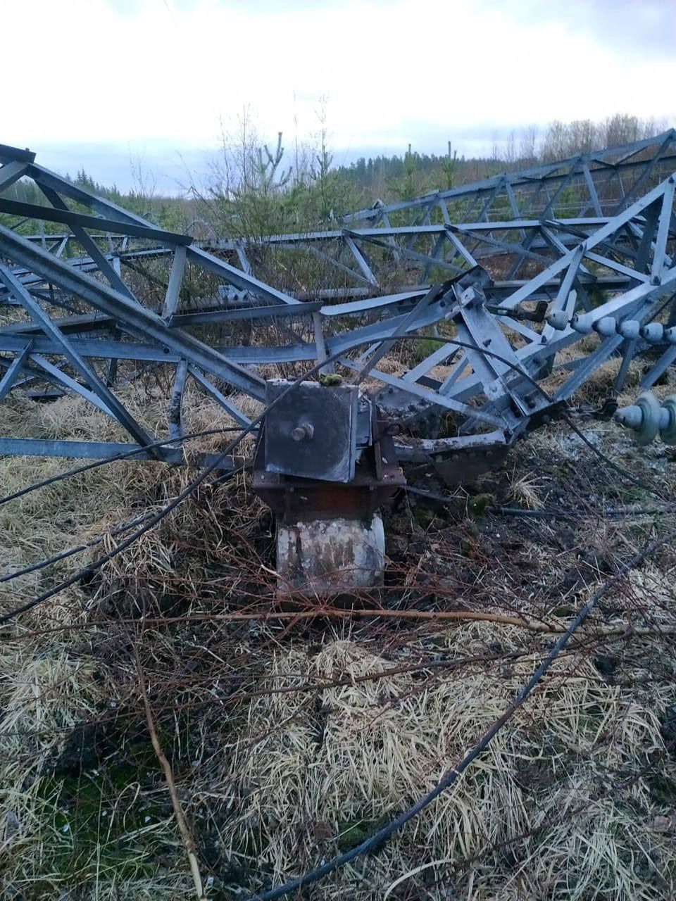 Zniszczona podpora sieci elektroenergetycznej.