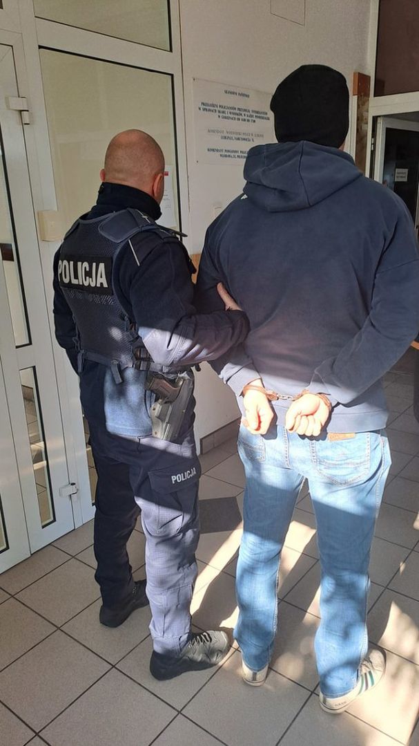 Postanowił przedłużyć czas swojej wolności i ukrył się przed policjantami w szafie (zdjęcia)