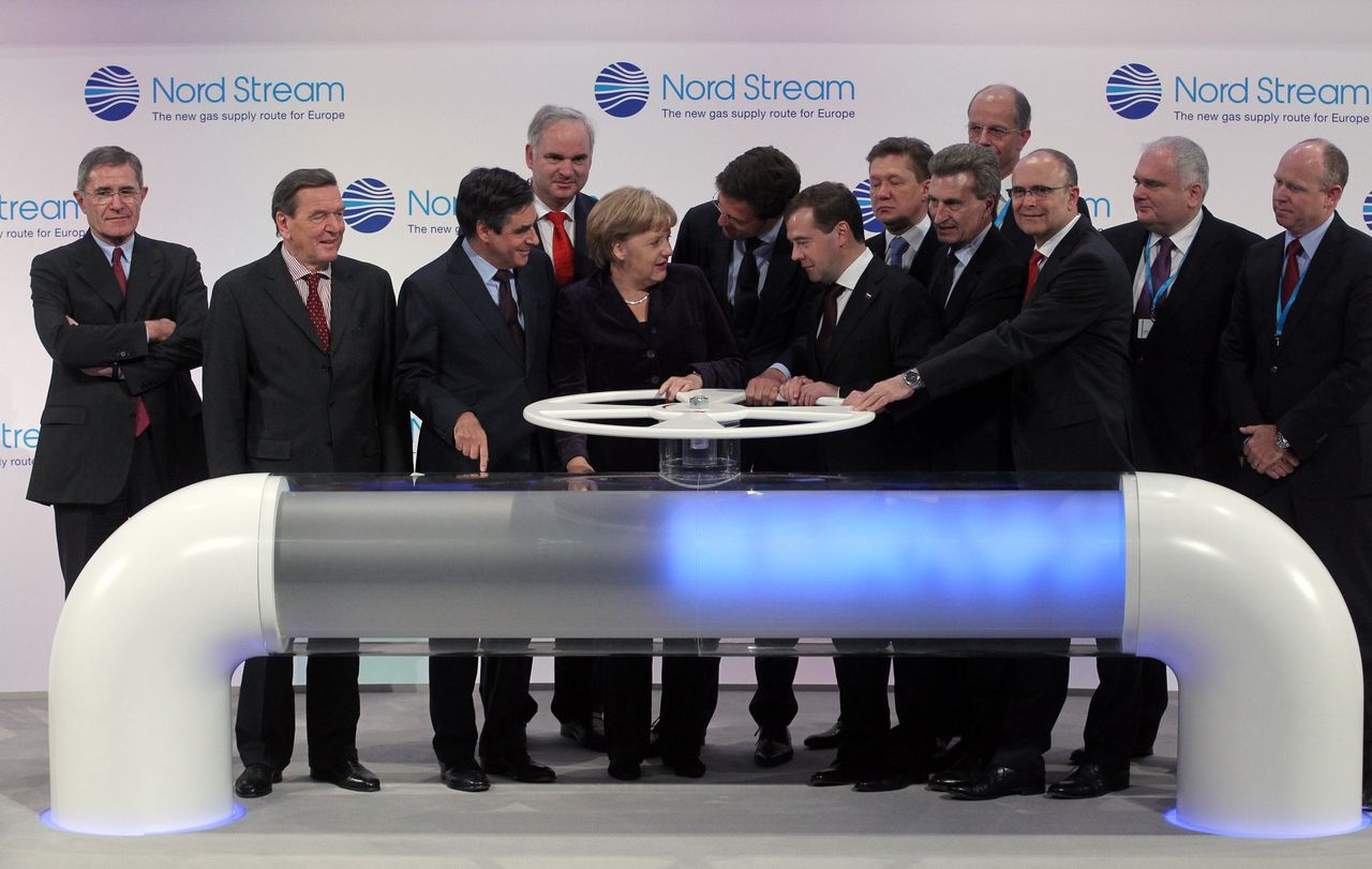 Inauguracja gazociągu Nord Stream, 8 listopada 2011 r. Na uroczystości obecni byli m.in. Gerhard Schröder, Angela Merkel i ówczesny rosyjski prezydent Dmitrij Miedwiediew