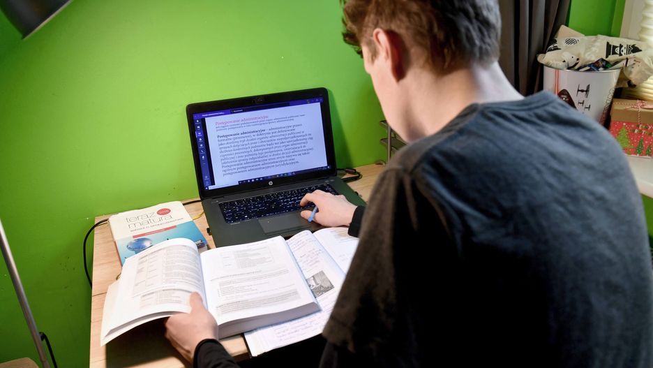 Nauczycielom częściej puszczają emocje podczas lekcji online.