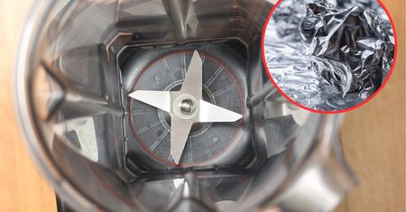 Folię aluminiową wrzucam do blendera i miksuję na pył. Uciążliwy problem mam z głowy