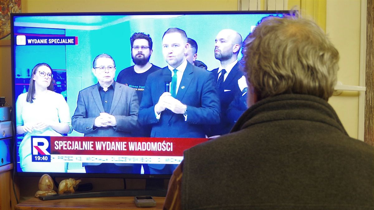 Programy informacyjne TVP po zmianie jej w?adz
Fot. Zofia i Marek Bazak/East News, 20.12.2023. 
Zmiany w TVP. N/z  mezczyzna oglada telewizje Republika, w ktorej trwa specjalne wydanie Wiadomosci ? dziennikarze TVP, prezes Instytutu Pamieci Narodowej Karol Nawrocki.
ZOFIA BAZAK