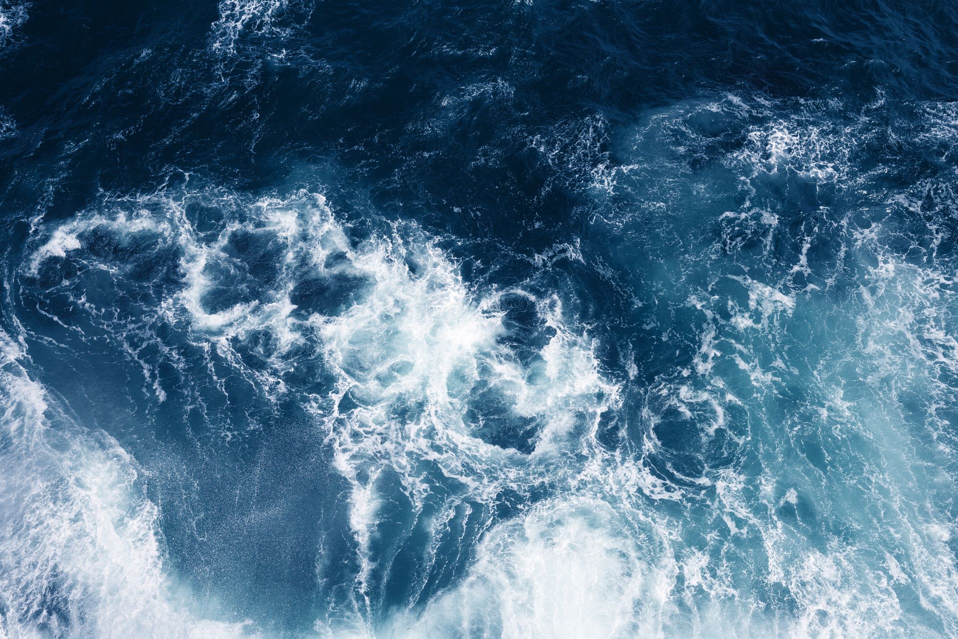 海にできた謎の「穴」。彼らは海上で船を脅迫します