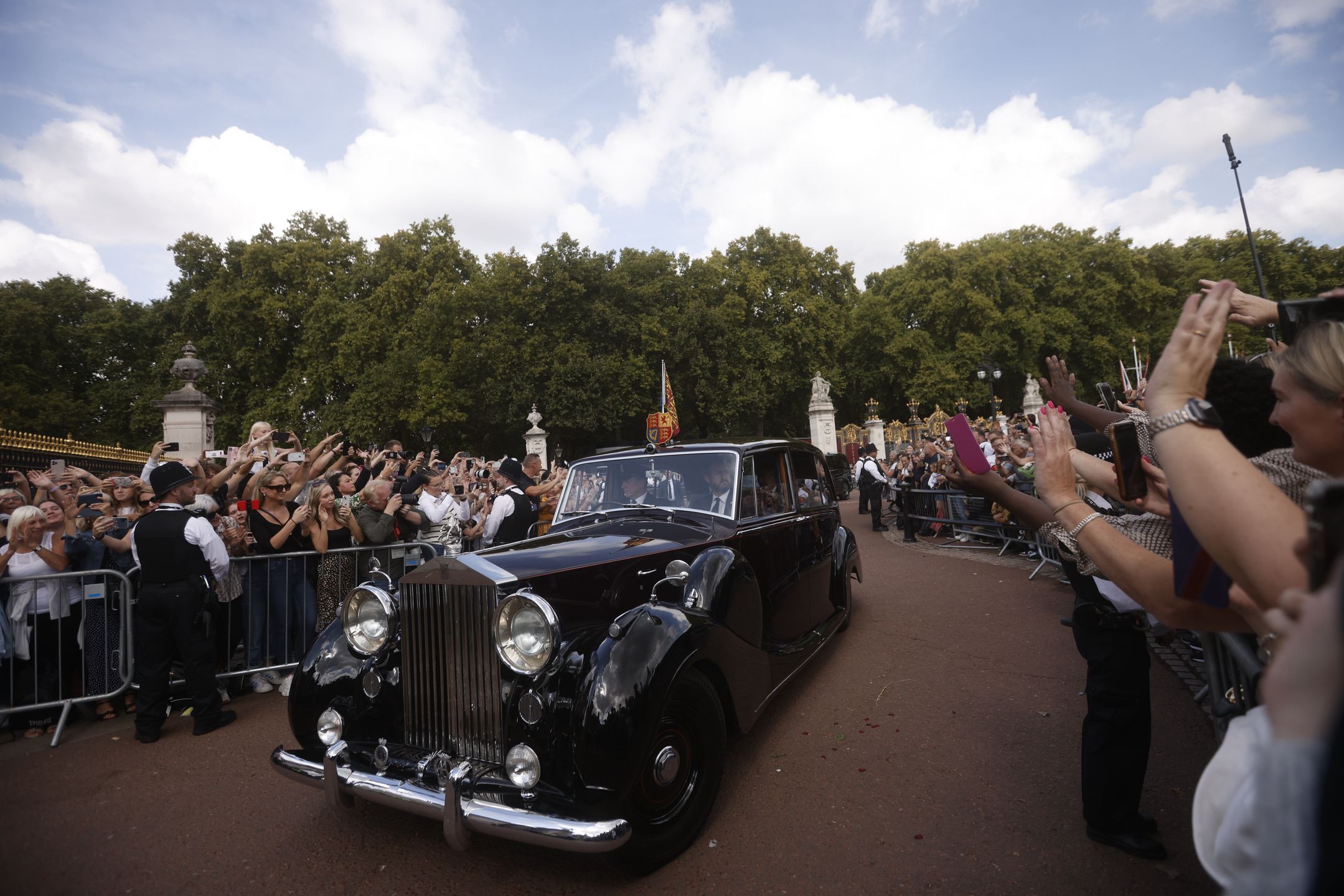 Britain's King Charles III arrives at Buckingham Palace in London, 11 September 2022. King Charles III was announced as the new sovereign during a meeting of the Accession Council, after the passing of Queen Elizabeth II at the age of 96. EPA/YOAN VALAT Dostawca: PAP/EPA.
