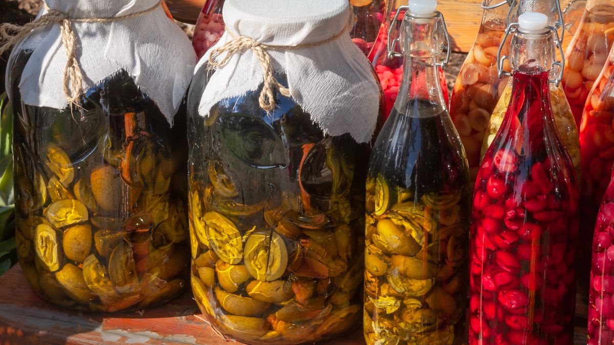 Nalewki możesz przygotować m.in. z orzechów i owoców