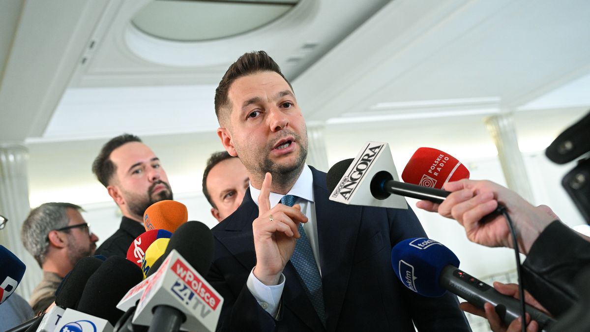 Warszawa, 02.06.2026. Europoseł, wiceprezes PiS Patryk Jaki przemawia podczas konferencji prasowej w Sejmie w Warszawie, 2 bm. Prokurator Generalny przekazał do Parlamentu Europejskiego wniosek o wyrażenie zgody na pociągnięcie europosła Jakiego do odpowiedzialności karnej oraz jego zatrzymanie i przymusowe doprowadzenie. (aldg) PAP/Marcin Obara