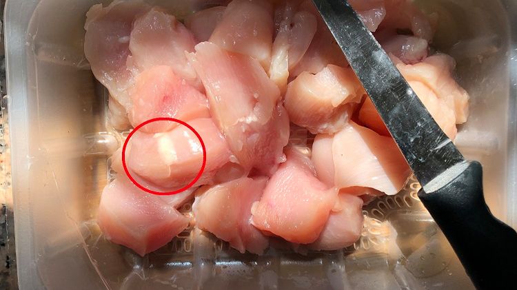 Białe paski na kurczaku nie wróżą nic dobrego. Zrezygnuj z takiego mięsa