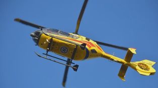 Poważny wypadek w Rakoniewicach. Samochód zaczął się toczyć i potrącił kobietę. Śmigłowcem przetransportowano ją do szpitala