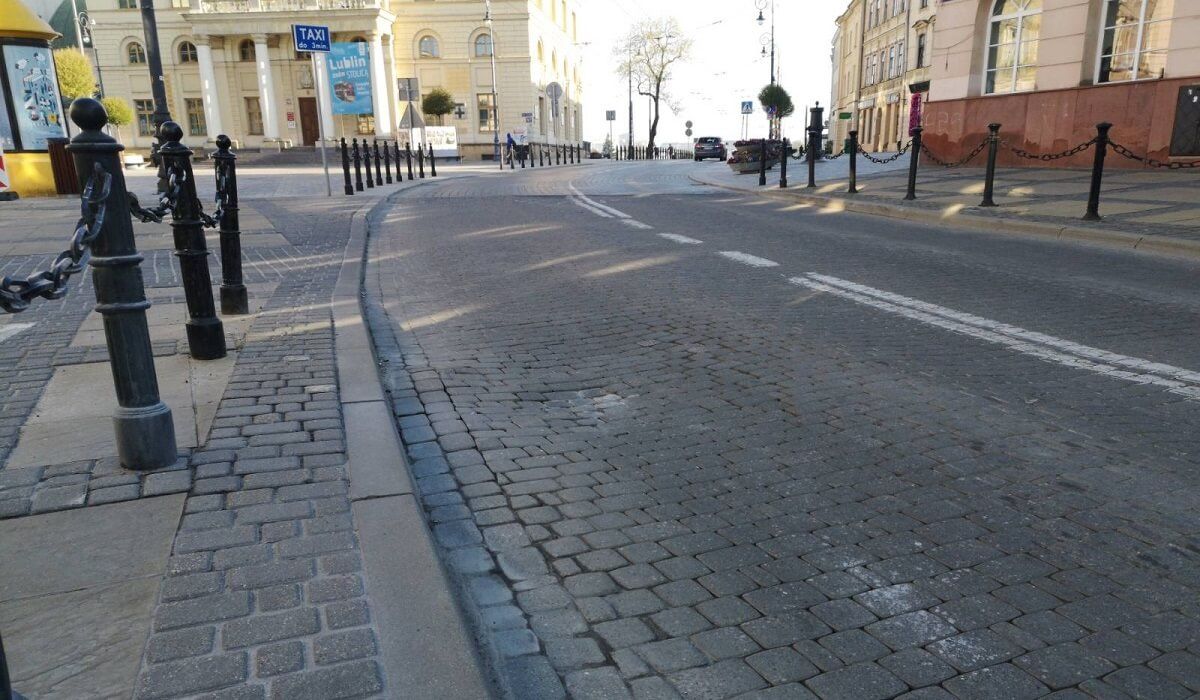 Zapadnięta nawierzchnia jezdni na ul. Królewskiej