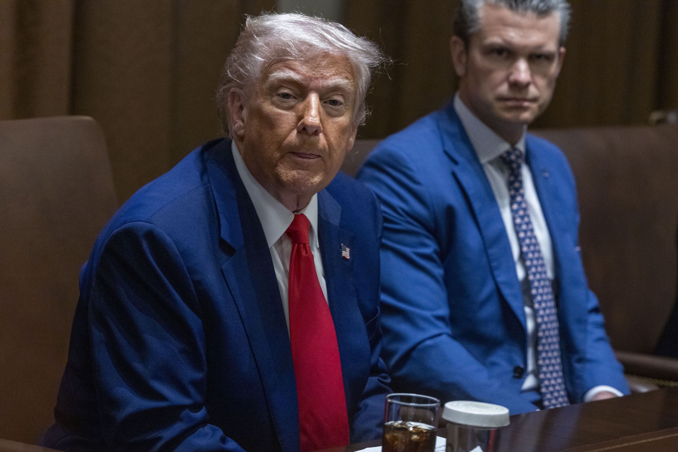 US President Donald J. Trump (L) responds to a question from the news media during a Cabinet meeting in the Cabinet Room of the White House in Washington, DC, USA, 10 April 2025. EPA/SHAWN THEW / POOL Dostawca: PAP/EPA.