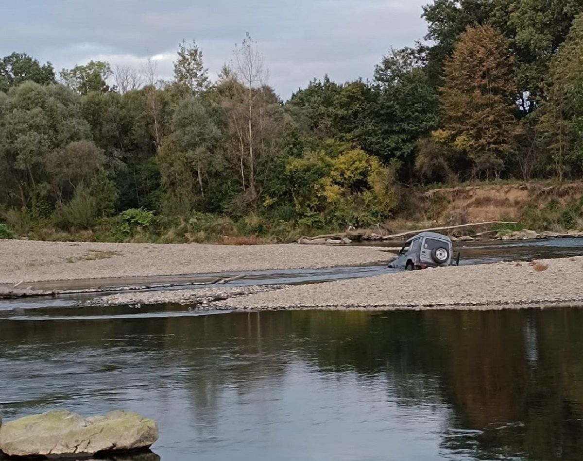 Suzuki utknęło w rzece