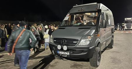 Polacy zbudowali auto "na koniec świata" i pojechali nim do Ukrainy. Efekt przerósł oczekiwania