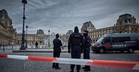 "Spektakularne". Francuzi w szoku. Tak media piszą o kradzieży w Luwrze
