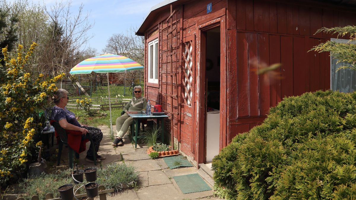 Warszawa, 1.05.2022 r. Majowka w rodzinnych ogrodach dzialkowych nad Jeziorkiem Czerniakowskim.