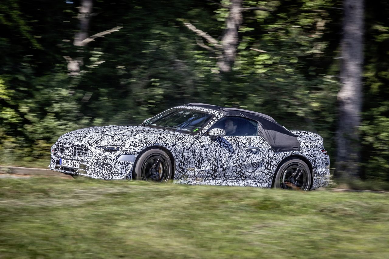 Mercedes-AMG SL coraz bliżej premiery. Niemcy chwalą się zdjęciami z testów