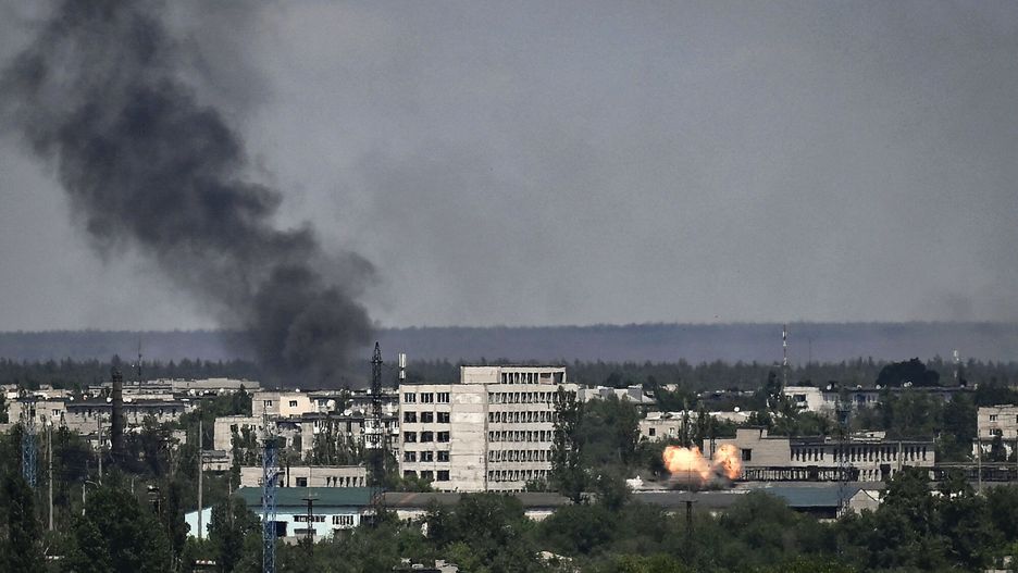 Wojna w Ukrainie - sytuacja w DonbasieA photograph shows an explosion in the city of Severodonetsk during heavy fightings between Ukrainian and Russian troops at eastern Ukrainian region of Donbas on May 30, 2022, on the 96th day of the Russian invasion of Ukraine. - EU leaders will try to overcome Hungary's rejection of a Russian oil embargo on May 30, 2022 as part of a further tightening of sanctions against Moscow, whose forces are advancing in eastern Ukraine, with fighting in the heart of the key city of Severodonetsk. (Photo by ARIS MESSINIS / AFP)ARIS MESSINIS
