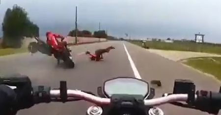 Przejechał po nim motocyklem. Nagranie z wypadku