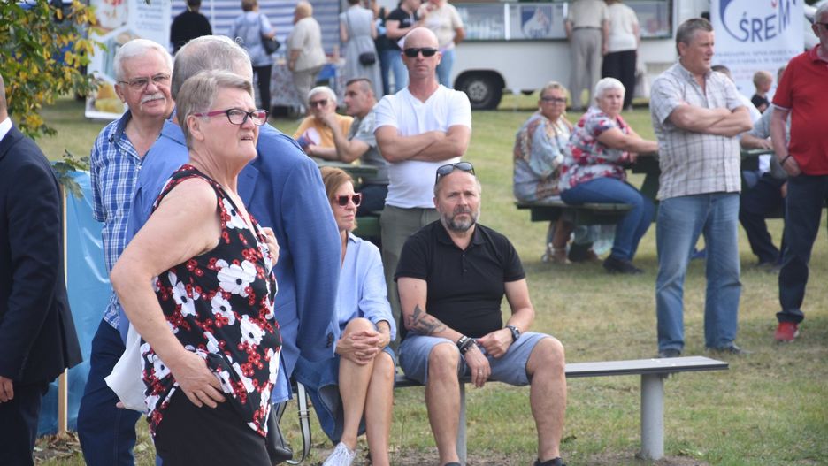 Tłumy na występie Jerzego Kryszaka podczas Dożynek Powiatowo-Gminnych w Grzybnie. Znany kabareciarz  rozbawił publiczność do łez [zdjęcia]