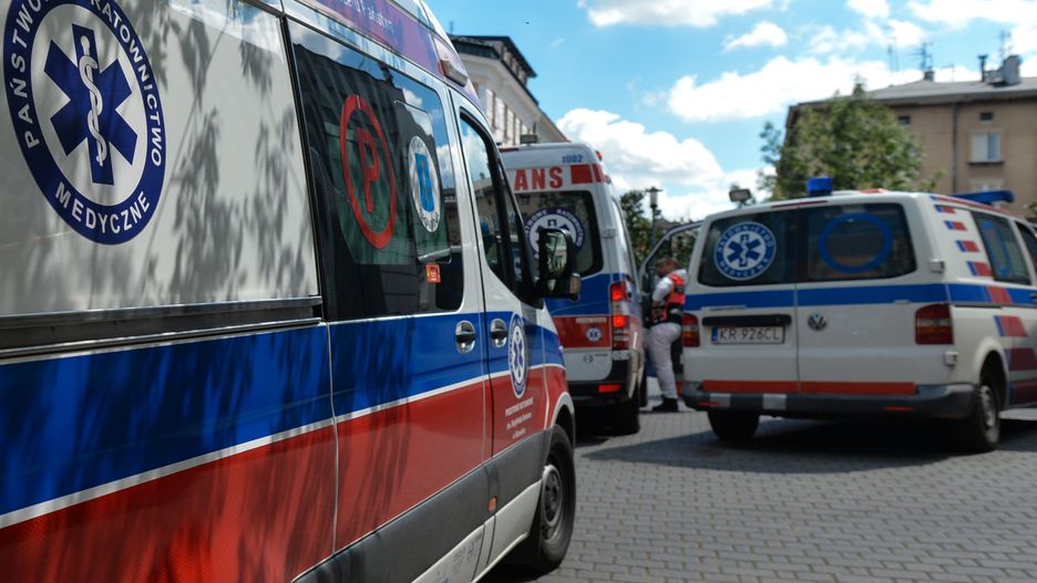A queue of ambulances at the entrance to a hospital in Krakow center.
Lesser Poland region is again at the forefront of coronavirus infection in Poland. 
The Health Ministry reported today 267 new cases (incl. 44 cases in Lesser Poland region) and 12 deaths, rising the total count to 38,457 people infected, 1,588 deaths and 27,756 recovered.
The 7-day moving average of new coronavirus cases varies between 260 and 300 per day.
On Tuesday, July 14, 2020, in Krakow, Poland. (Photo by Artur Widak/NurPhoto via Getty Images)