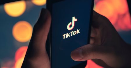 TikTok powie Ci, czy oglądasz treści od mediów kontrolowanych przez państwo