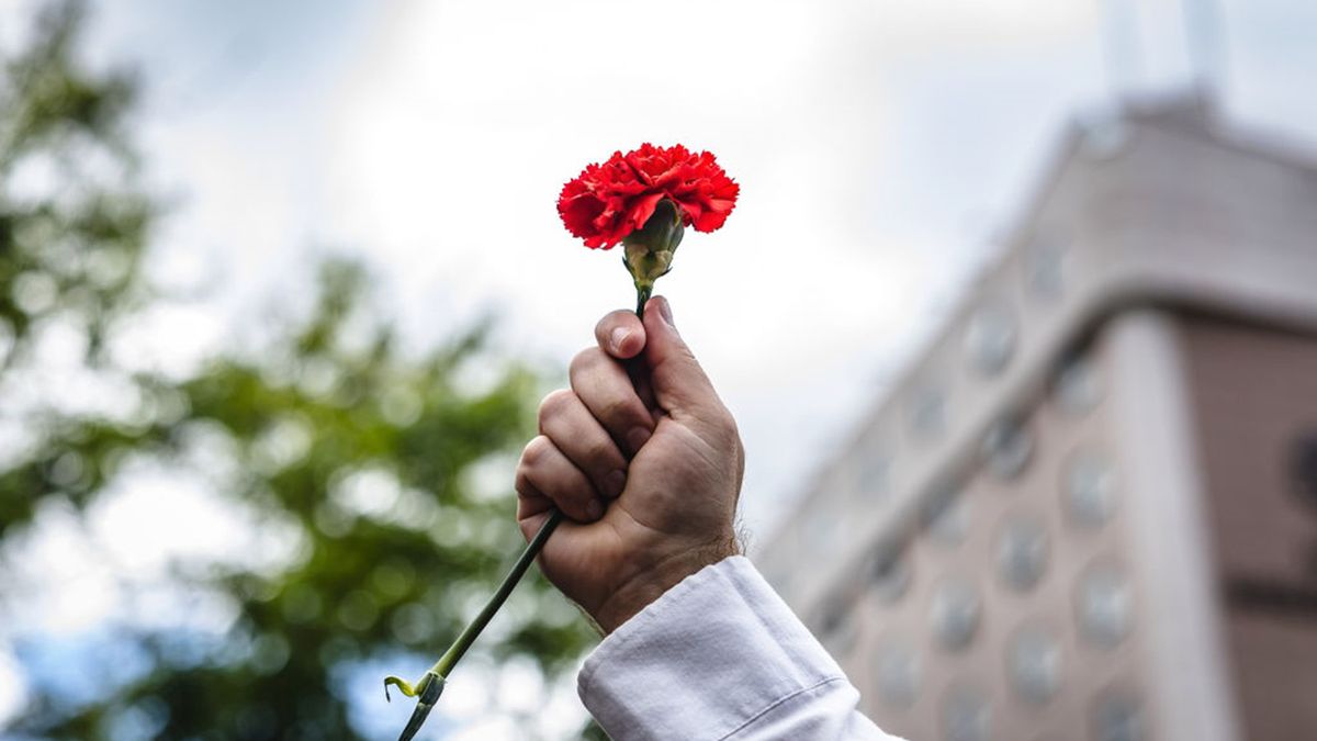 Zmarła kobieta, która zapoczątkowała "Rewolucję Goździków"