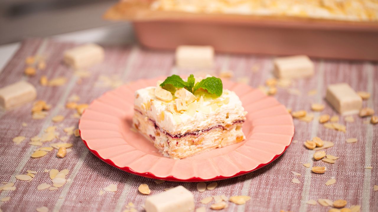 Ciasto Biały Michałek z czarną porzeczką. Bez pieczenia i tylko z 5 składników