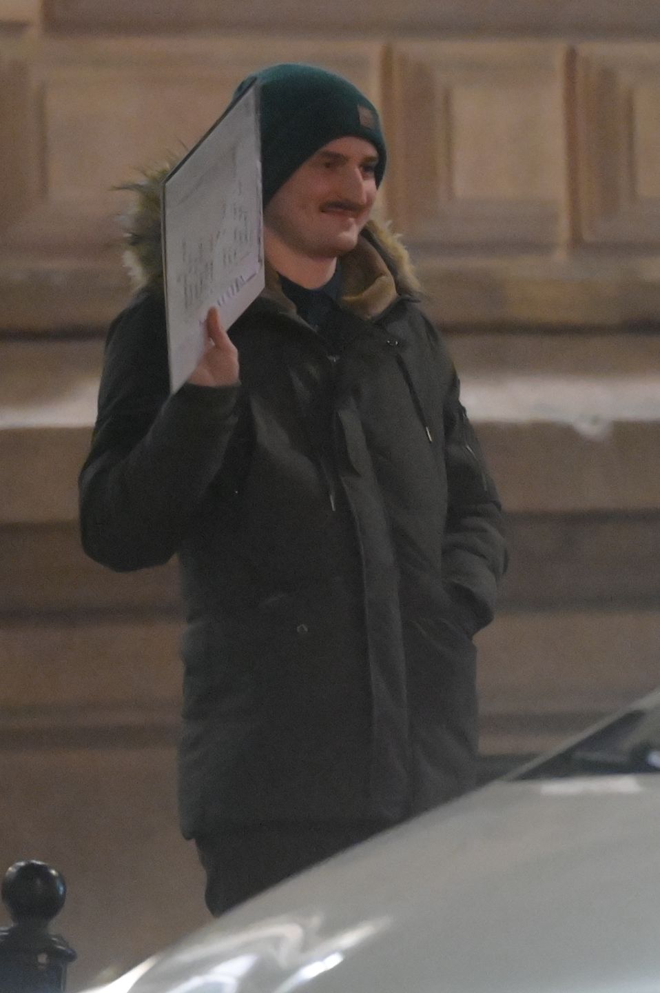 Dawid Podsiadło odprowadza znajomą do taksówki