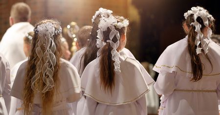 Nowa komunijna moda. Ekspertka ostrzega rodziców dziewcząt