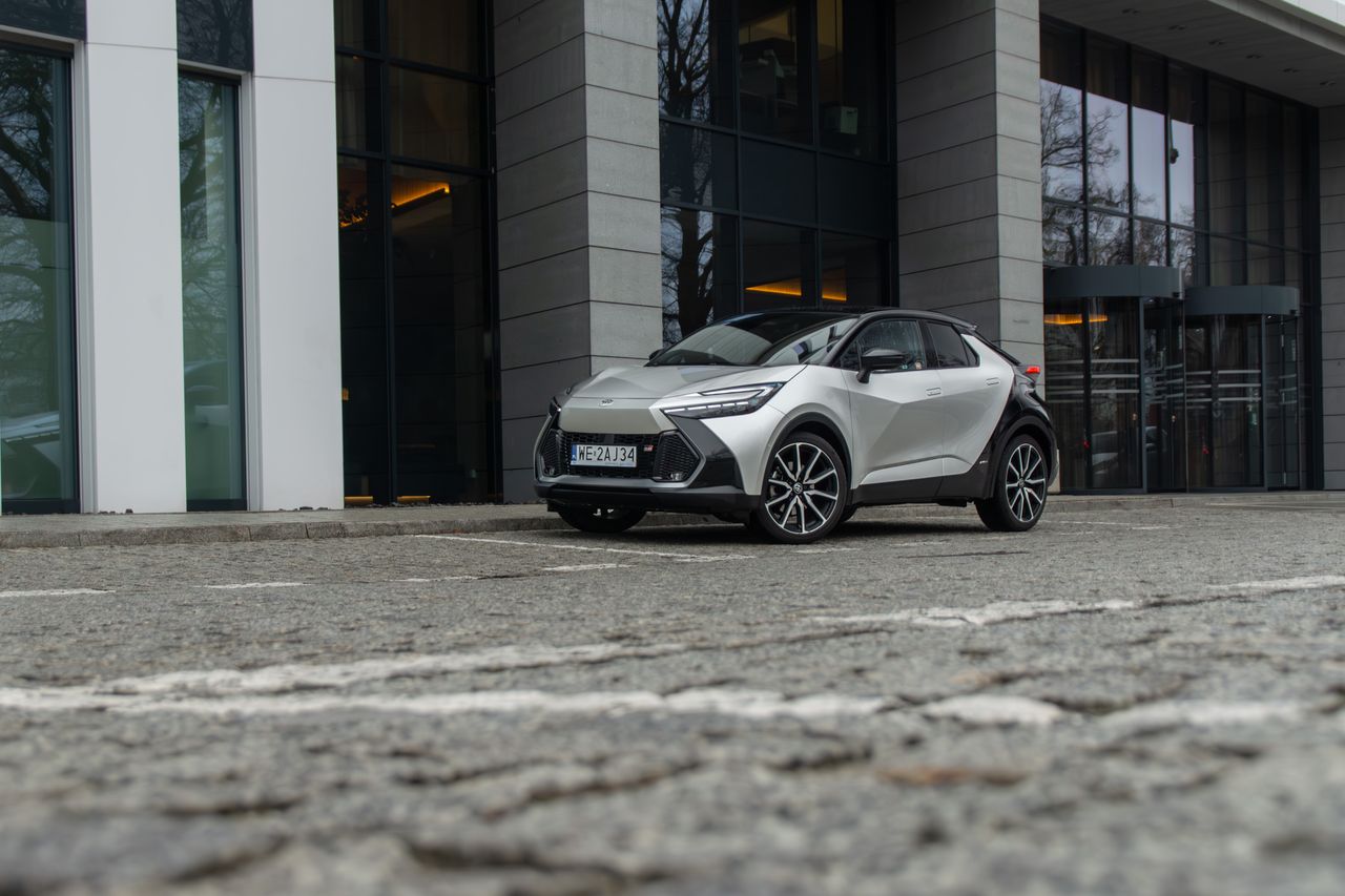 Test: Toyota C-HR GR Sport – Pali 3,8 l/100 km. Cena? Lepiej usiądź przed przeczytaniem