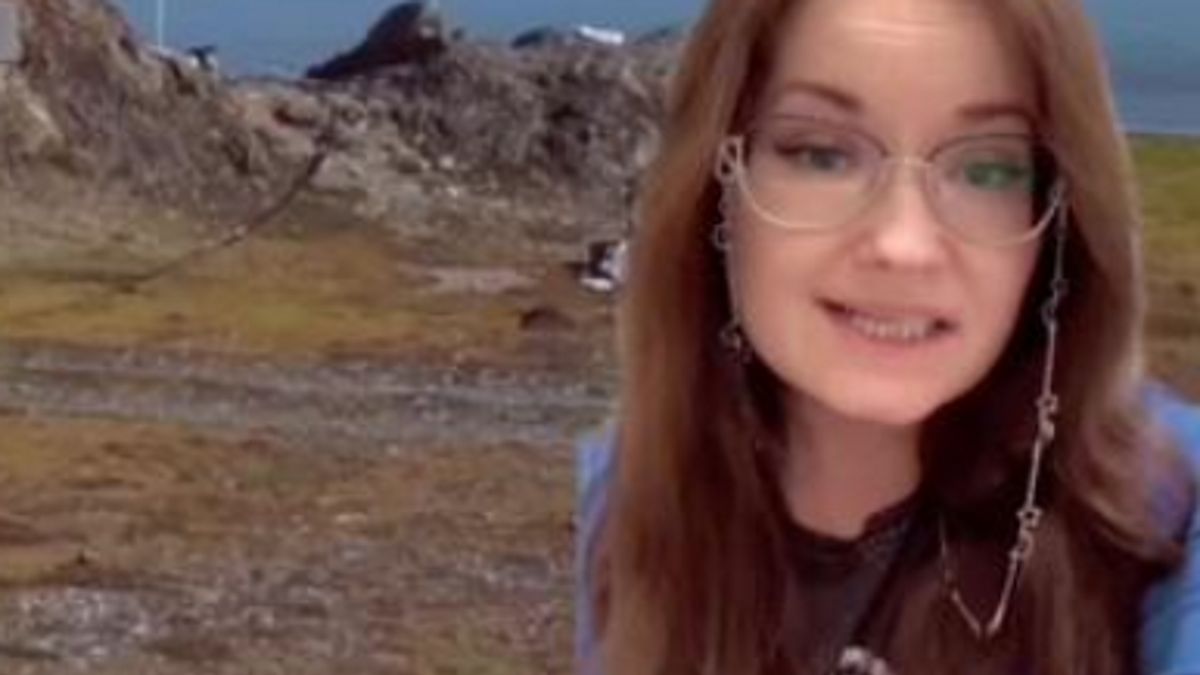 Polka na tle Arktyki