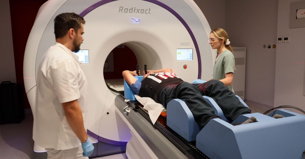 Śledzi guza i "unicestwia" go precyzyjną dawką promieniowania. Nowoczesny system radioterapii w lubelskim szpitalu. Zdjęcia